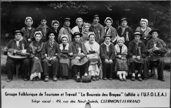 photographie 49, rue des Neuf Soleils. "Groupe folklorique de Tourisme et Travail : "la Bourreïo deu Brayeu" (affilié à l'UFOLEA)" Ph.1953.92.1 Photo