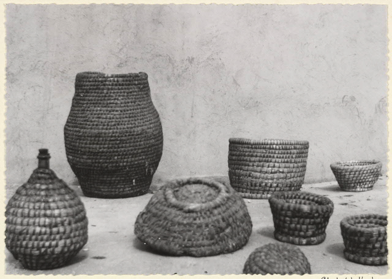Adrienne Durand-Tullou photographie L'emploi de la paille tressée. Tonneau à céréales et mesure à grains. Quarte, bombonne et corbeille pour la pâte de cinq dimensions Languedoc-Roussillon, France 1955 Ph.1955.45.29 Photo