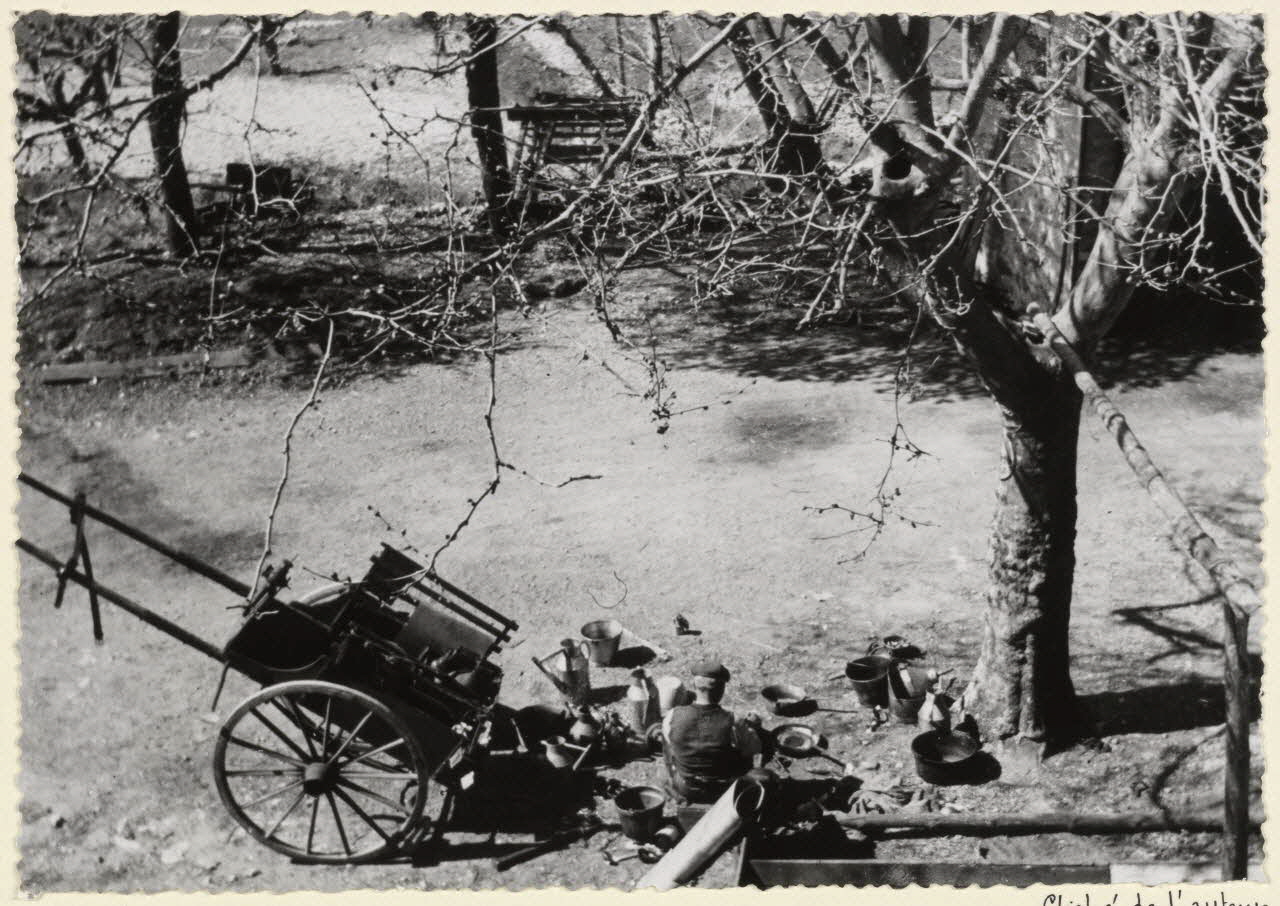 Adrienne Durand-Tullou photographie "L'estamaïre"  (le rétameur). Avant la guerre [seconde guerre mondiale], il s'installait chaque année pendant plusieurs jours sur la place du village. Il remettait en état tous les ustensiles de la fermière Languedoc-Roussillon, France 1938 Ph.1955.45.32 Photo