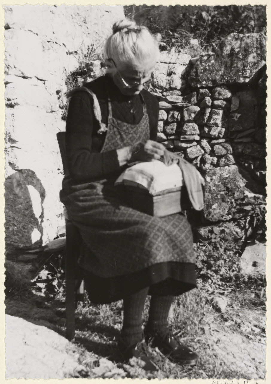 Adrienne Durand-Tullou photographie Brodeuse sur bas Languedoc-Roussillon, France 1955 Ph.1955.45.34 Photo Mucem /  Durand-Tullou, Adrienne