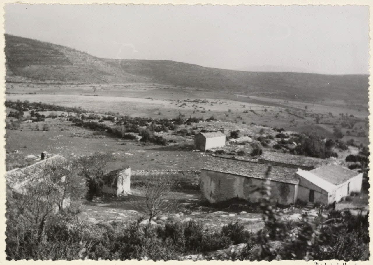Adrienne Durand-Tullou photographie Vue de l'ancienne ferme à gauche. Les bergeries à droite. Pailler à proximité de l'aire à l'arrière-plan Languedoc-Roussillon, France 1955 Ph.1955.45.7 Photo