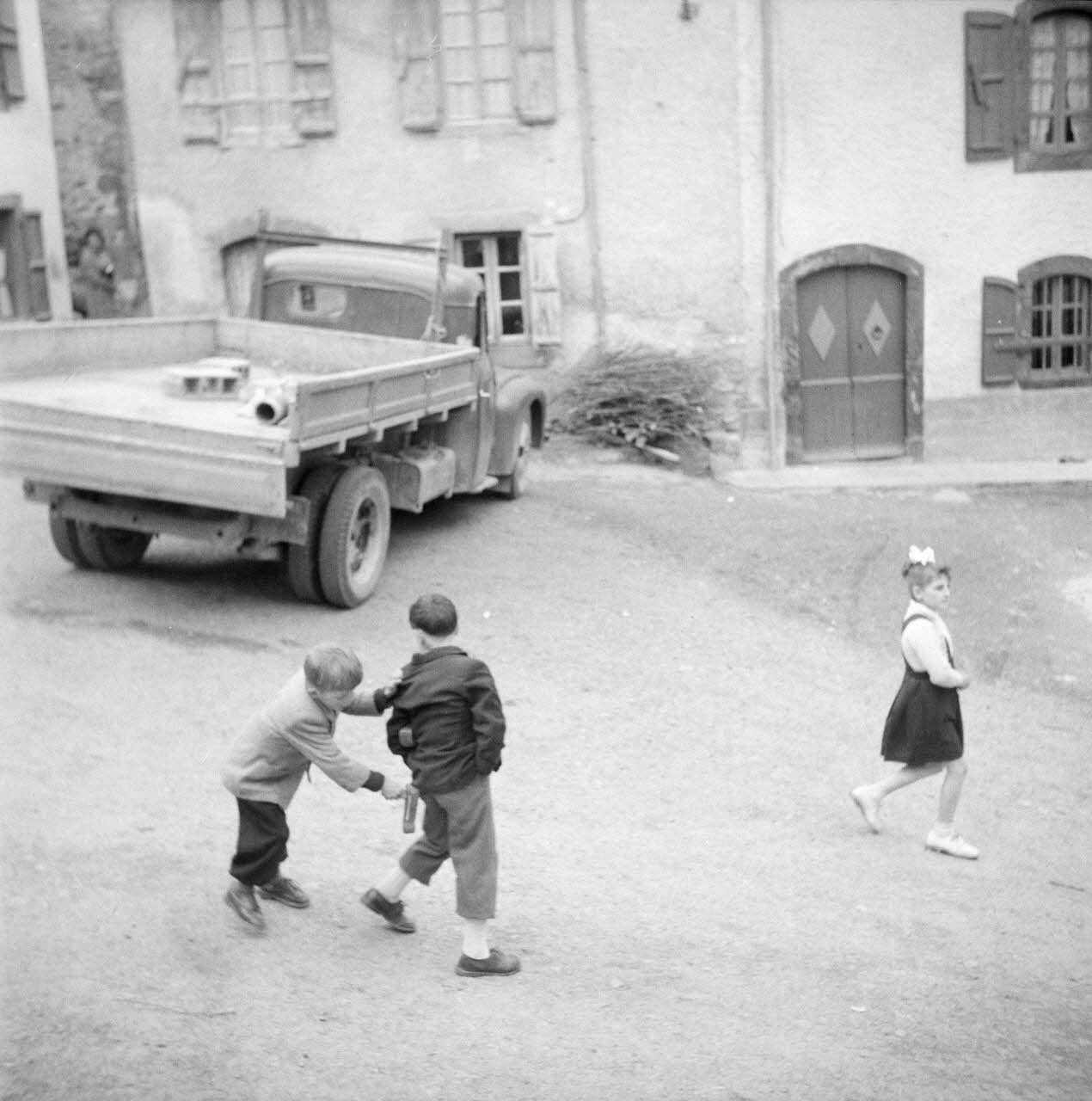 Marcel Boulin photographie MNATP. Mission d'ethnomusicologie conduite par Claudie Marcel-Dubois et Marie-Marguerite Pichonnet-Andral dans les Pyrénées centrales (mars-avril 1956) Midi-Pyrénées, France 1956/3/30 Ph.1956.70.100 Photo