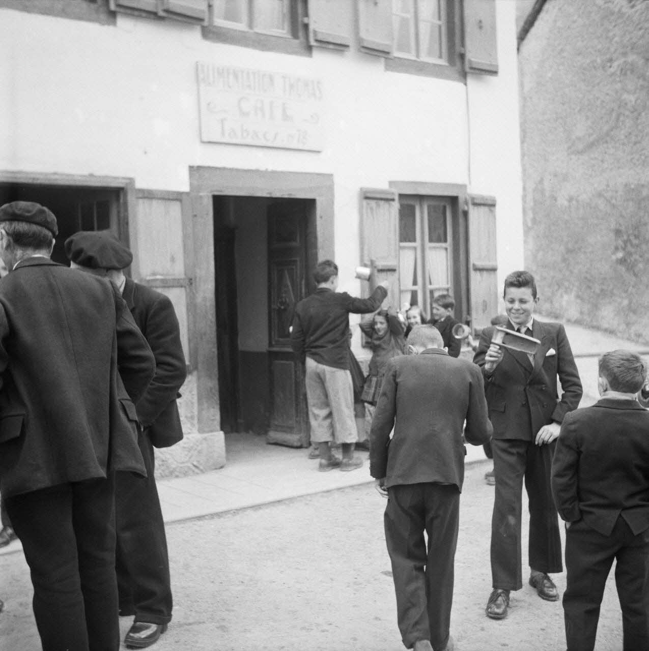 Marcel Boulin photographie MNATP. Mission d'ethnomusicologie conduite par Claudie Marcel-Dubois et Marie-Marguerite Pichonnet-Andral dans les Pyrénées centrales (mars-avril 1956) Midi-Pyrénées, France 1956/3/30 Ph.1956.70.101 Photo