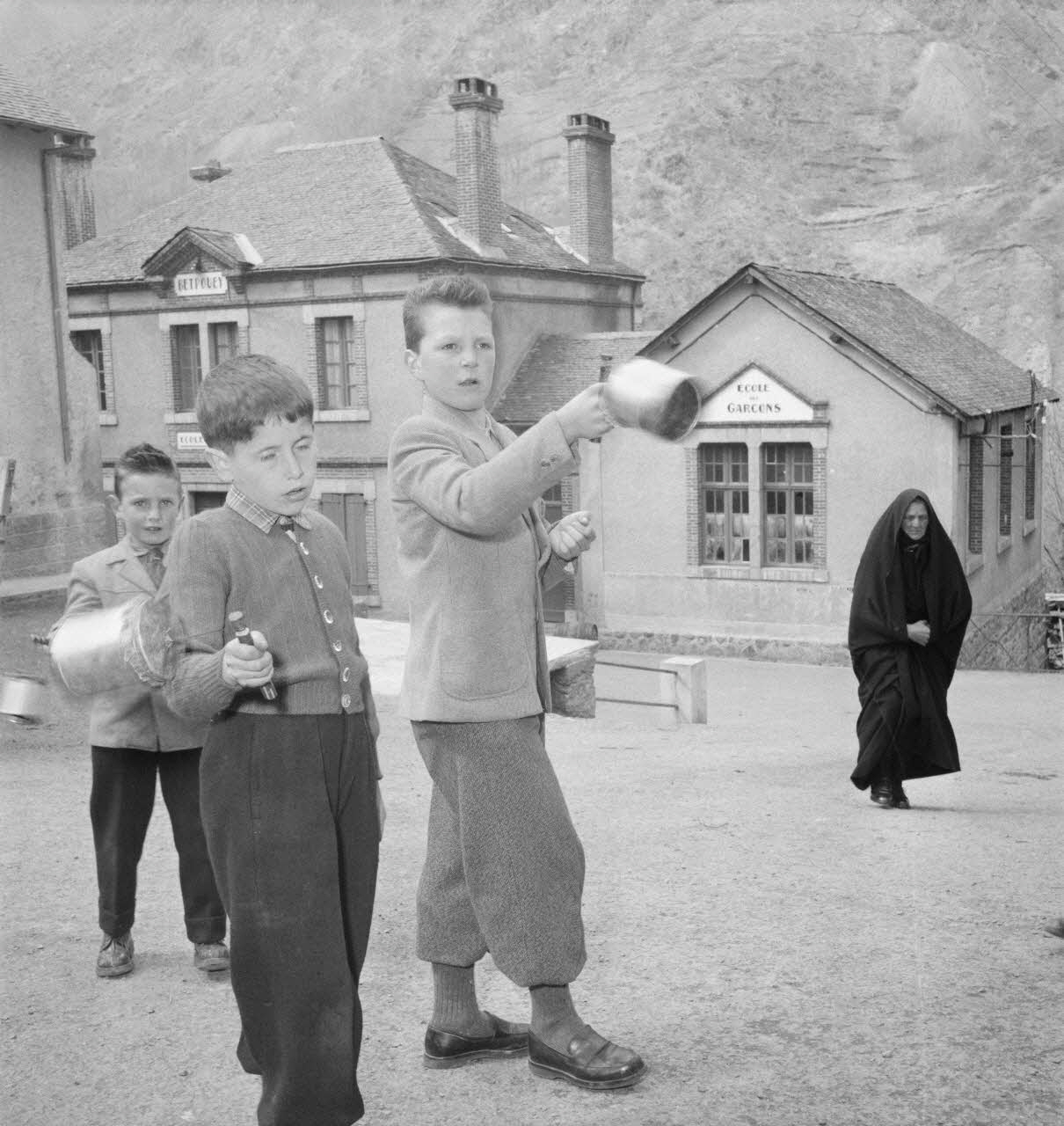 Marcel Boulin photographie MNATP. Mission d'ethnomusicologie conduite par Claudie Marcel-Dubois et Marie-Marguerite Pichonnet-Andral dans les Pyrénées centrales (mars-avril 1956) Midi-Pyrénées, France 1956/3/30 Ph.1956.70.106 Photo
