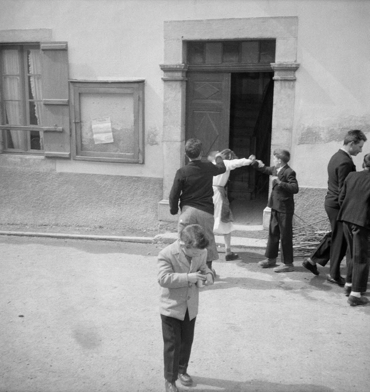 Marcel Boulin photographie MNATP. Mission d'ethnomusicologie conduite par Claudie Marcel-Dubois et Marie-Marguerite Pichonnet-Andral dans les Pyrénées centrales (mars-avril 1956) Midi-Pyrénées, France 1956/3/30 Ph.1956.70.115 Photo