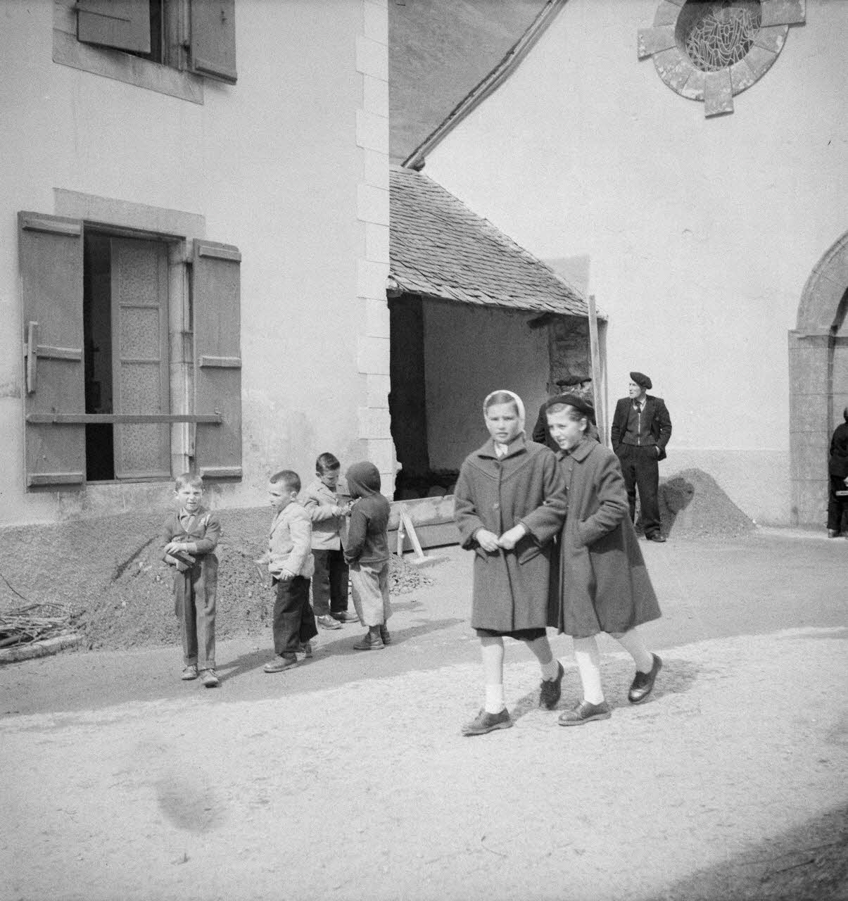Marcel Boulin photographie MNATP. Mission d'ethnomusicologie conduite par Claudie Marcel-Dubois et Marie-Marguerite Pichonnet-Andral dans les Pyrénées centrales (mars-avril 1956) Midi-Pyrénées, France 1956/3/30 Ph.1956.70.116 Photo