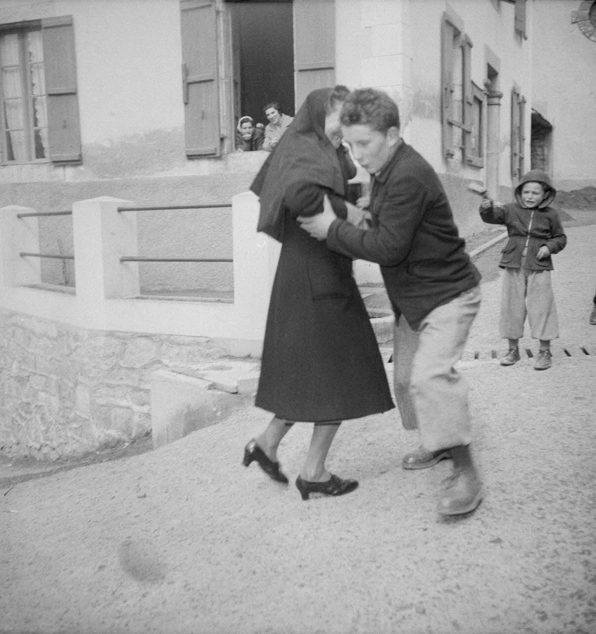 Marcel Boulin photographie MNATP. Mission d'ethnomusicologie conduite par Claudie Marcel-Dubois et Marie-Marguerite Pichonnet-Andral dans les Pyrénées centrales (mars-avril 1956) Midi-Pyrénées, France 1956/3/30 Ph.1956.70.117 Photo