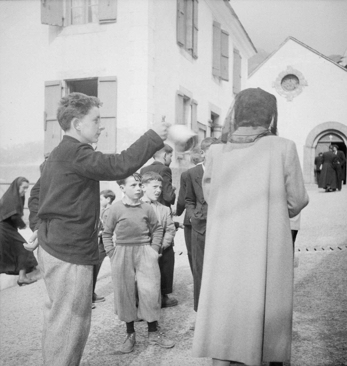 Marcel Boulin photographie MNATP. Mission d'ethnomusicologie conduite par Claudie Marcel-Dubois et Marie-Marguerite Pichonnet-Andral dans les Pyrénées centrales (mars-avril 1956) Midi-Pyrénées, France 1956/3/30 Ph.1956.70.118 Photo