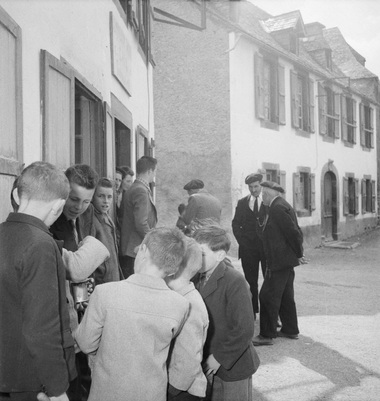 Marcel Boulin photographie MNATP. Mission d'ethnomusicologie conduite par Claudie Marcel-Dubois et Marie-Marguerite Pichonnet-Andral dans les Pyrénées centrales (mars-avril 1956) Midi-Pyrénées, France 1956/3/30 Ph.1956.70.120 Photo