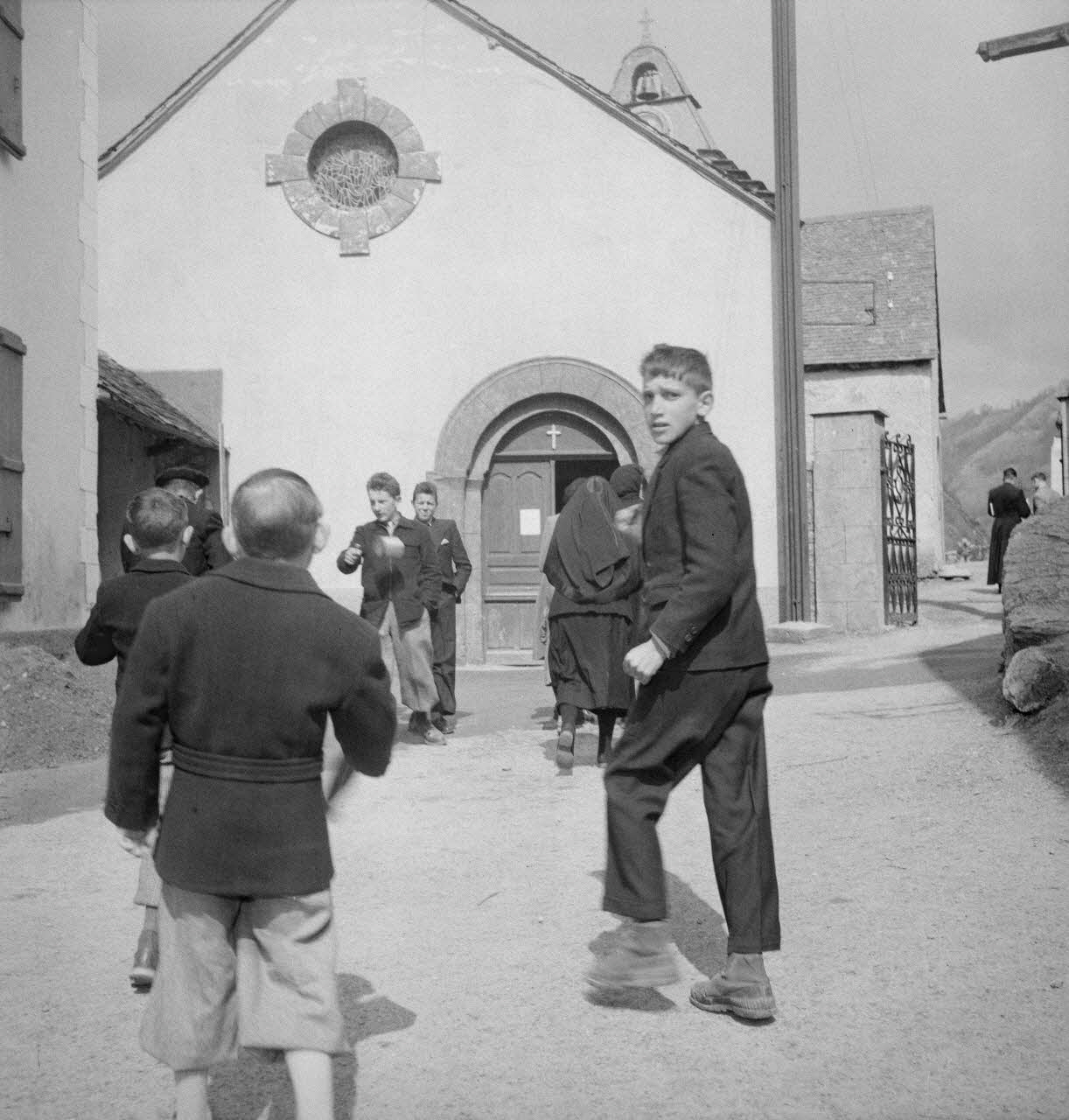 Marcel Boulin photographie MNATP. Mission d'ethnomusicologie conduite par Claudie Marcel-Dubois et Marie-Marguerite Pichonnet-Andral dans les Pyrénées centrales (mars-avril 1956) Midi-Pyrénées, France 1956/3/30 Ph.1956.70.125 Photo