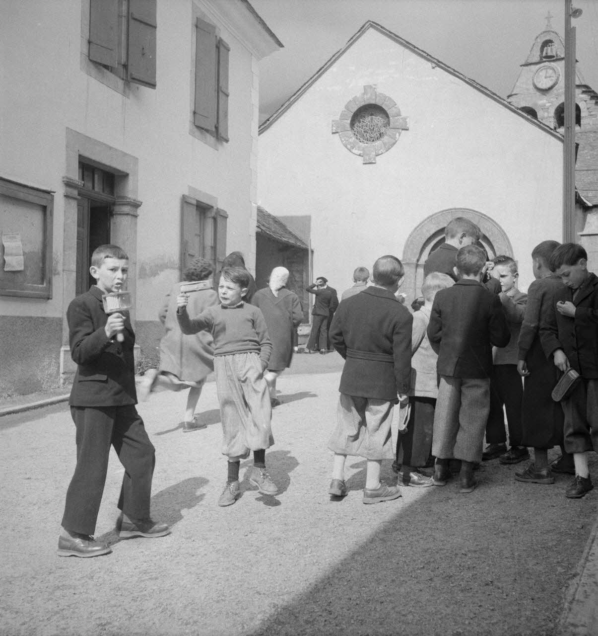 Marcel Boulin photographie MNATP. Mission d'ethnomusicologie conduite par Claudie Marcel-Dubois et Marie-Marguerite Pichonnet-Andral dans les Pyrénées centrales (mars-avril 1956) Midi-Pyrénées, France 1956/3/30 Ph.1956.70.126 Photo