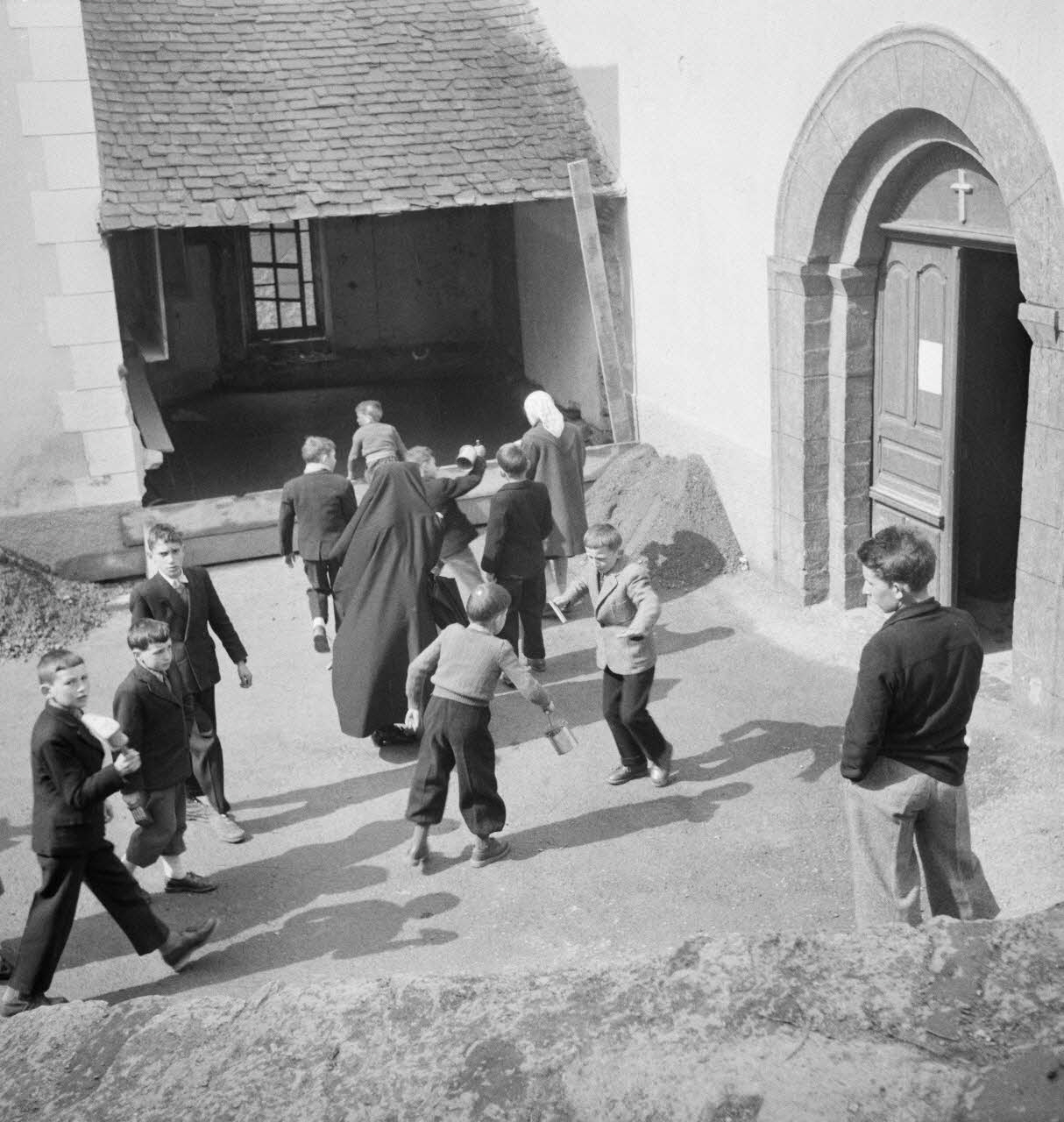 Marcel Boulin photographie MNATP. Mission d'ethnomusicologie conduite par Claudie Marcel-Dubois et Marie-Marguerite Pichonnet-Andral dans les Pyrénées centrales (mars-avril 1956) Midi-Pyrénées, France 1956/3/30 Ph.1956.70.127 Photo