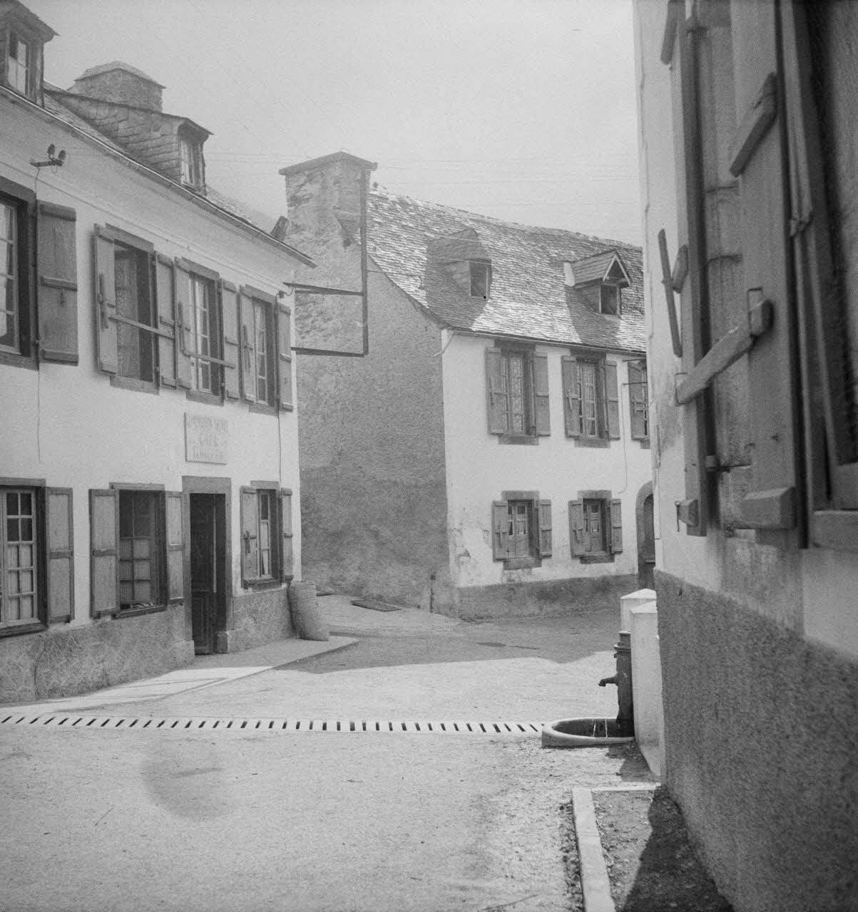 Marcel Boulin photographie MNATP. Mission d'ethnomusicologie conduite par Claudie Marcel-Dubois et Marie-Marguerite Pichonnet-Andral dans les Pyrénées centrales (mars-avril 1956) Midi-Pyrénées, France 1956/3/30 Ph.1956.70.137 Photo