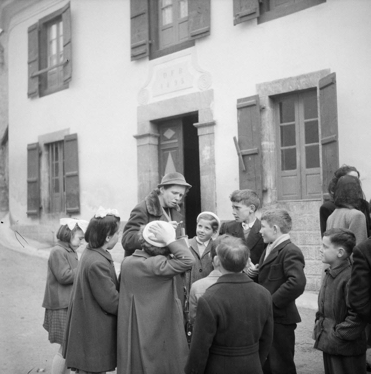 Marcel Boulin photographie MNATP. Mission d'ethnomusicologie conduite par Claudie Marcel-Dubois et Marie-Marguerite Pichonnet-Andral dans les Pyrénées centrales (mars-avril 1956) Midi-Pyrénées, France 1956/3/30 Ph.1956.70.140 Photo