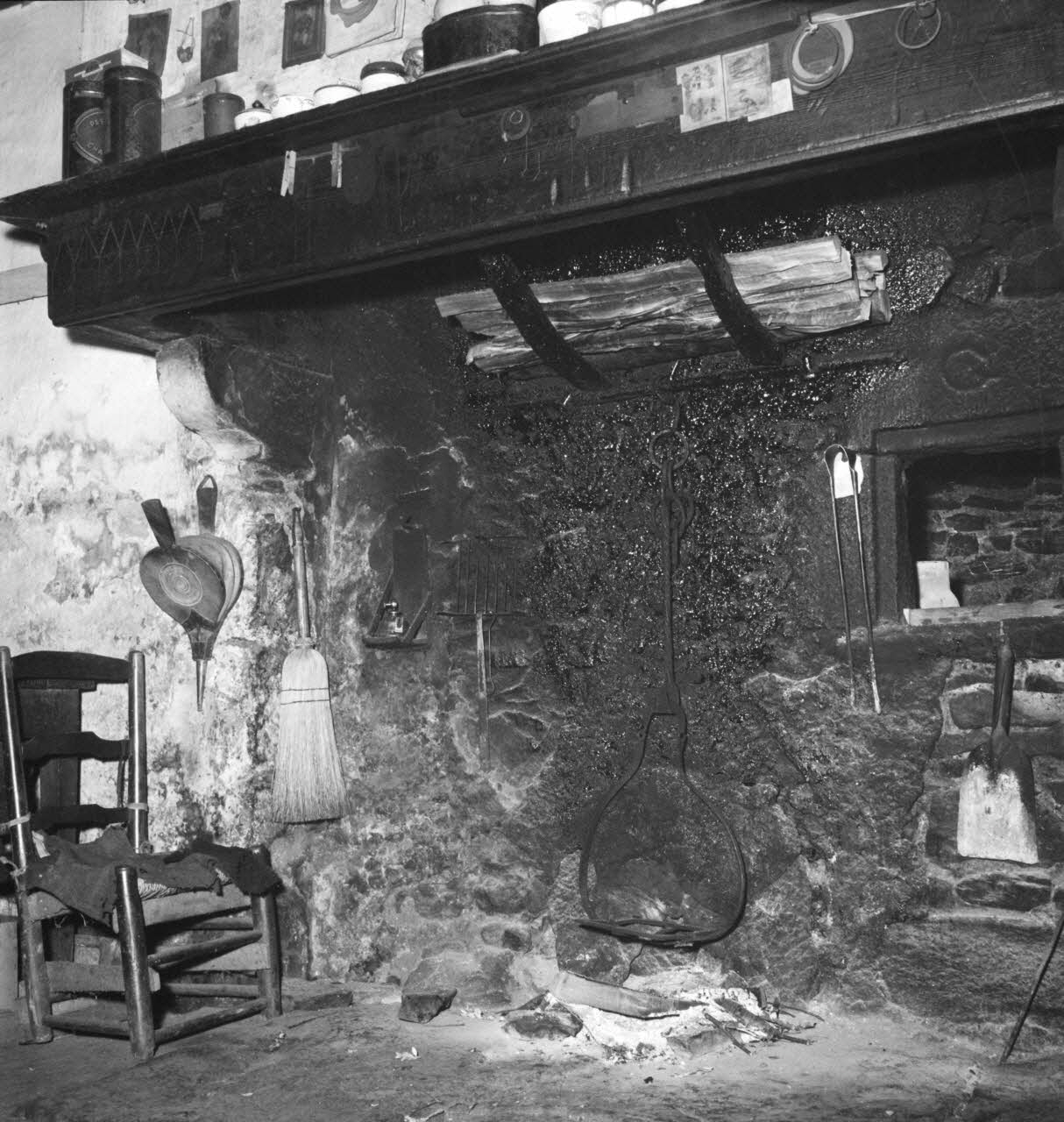 Marcel Boulin photographie MNATP. Mission d'ethnomusicologie conduite par Claudie Marcel-Dubois et Marie-Marguerite Pichonnet-Andral dans les Pyrénées centrales (mars-avril 1956) Midi-Pyrénées, France 1956/3/28 Ph.1956.70.15 Photo