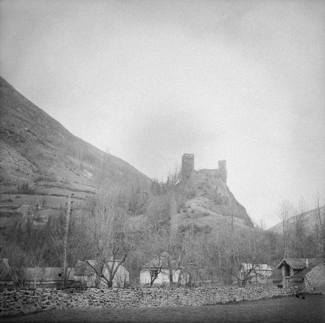 Marcel Boulin photographie MNATP. Mission d'ethnomusicologie conduite par Claudie Marcel-Dubois et Marie-Marguerite Pichonnet-Andral dans les Pyrénées centrales (mars-avril 1956) Midi-Pyrénées, France 1956/3/30 Ph.1956.70.153 Photo