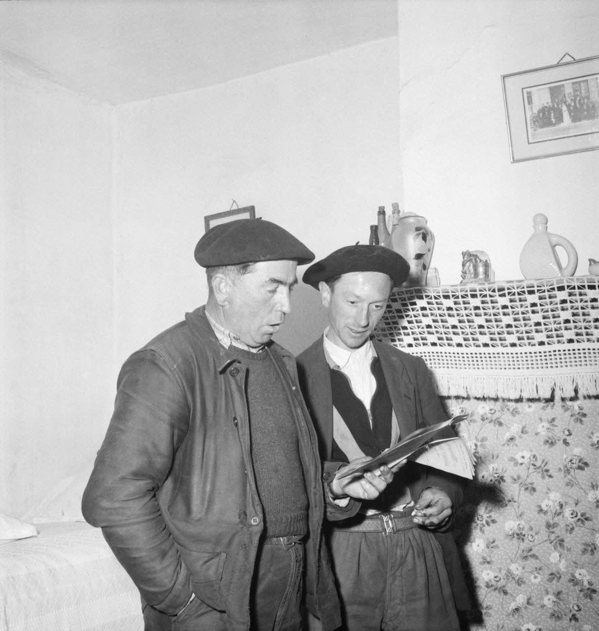 Marcel Boulin photographie MNATP. Mission d'ethnomusicologie conduite par Claudie Marcel-Dubois et Marie-Marguerite Pichonnet-Andral dans les Pyrénées centrales (mars-avril 1956) Midi-Pyrénées, France 1956/4/2 Ph.1956.70.178 Photo