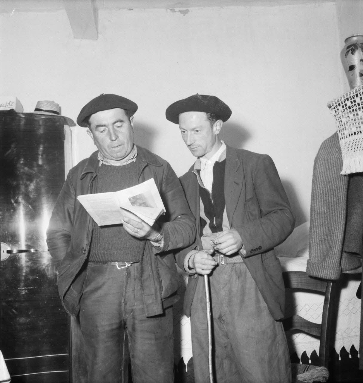 Marcel Boulin photographie MNATP. Mission d'ethnomusicologie conduite par Claudie Marcel-Dubois et Marie-Marguerite Pichonnet-Andral dans les Pyrénées centrales (mars-avril 1956) Midi-Pyrénées, France 1956/4/2 Ph.1956.70.179 Photo