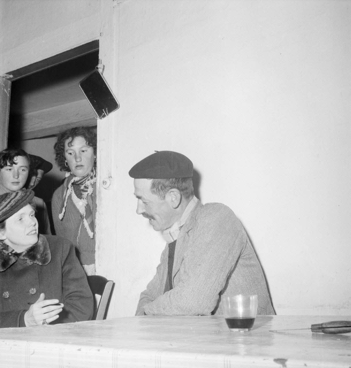Marcel Boulin photographie MNATP. Mission d'ethnomusicologie conduite par Claudie Marcel-Dubois et Marie-Marguerite Pichonnet-Andral dans les Pyrénées centrales (mars-avril 1956) Midi-Pyrénées, France 1956/4/2 Ph.1956.70.183 Photo
