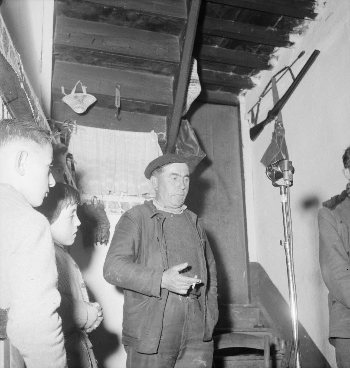 Marcel Boulin photographie MNATP. Mission d'ethnomusicologie conduite par Claudie Marcel-Dubois et Marie-Marguerite Pichonnet-Andral dans les Pyrénées centrales (mars-avril 1956) Midi-Pyrénées, France 1956/4/2 Ph.1956.70.184 Photo