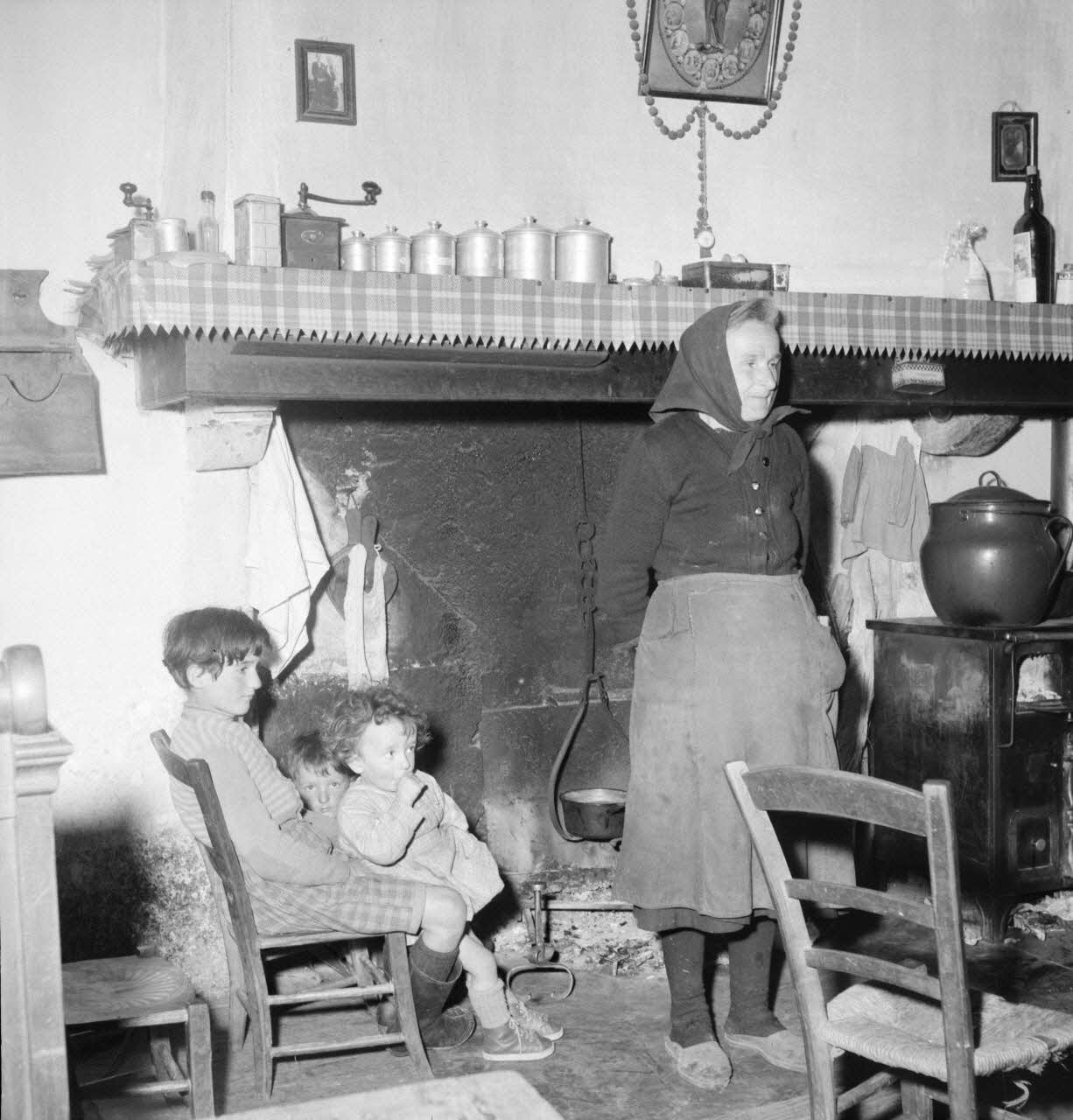 Marcel Boulin photographie MNATP. Mission d'ethnomusicologie conduite par Claudie Marcel-Dubois et Marie-Marguerite Pichonnet-Andral dans les Pyrénées centrales (mars-avril 1956) Midi-Pyrénées, France 1956/4/2 Ph.1956.70.188 Photo
