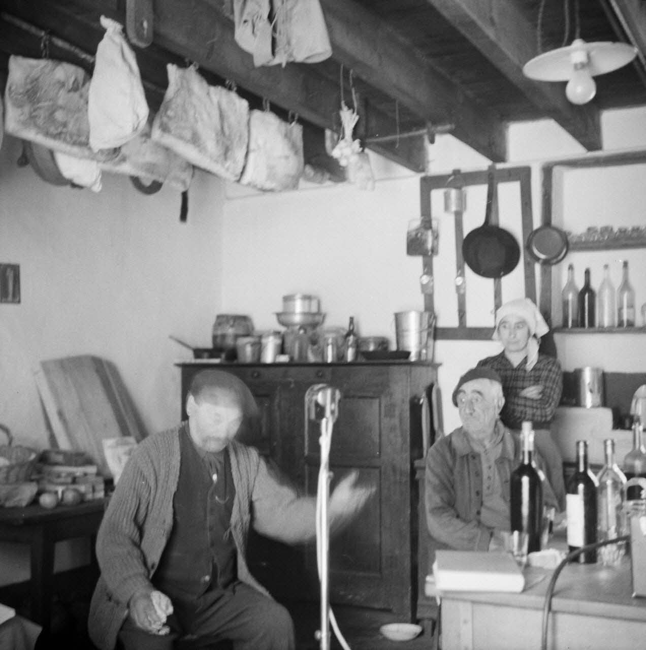 Marcel Boulin photographie MNATP. Mission d'ethnomusicologie conduite par Claudie Marcel-Dubois et Marie-Marguerite Pichonnet-Andral dans les Pyrénées centrales (mars-avril 1956) Midi-Pyrénées, France 1956/3/27 Ph.1956.70.31 Photo RMN-Grand Palais (Mucem)