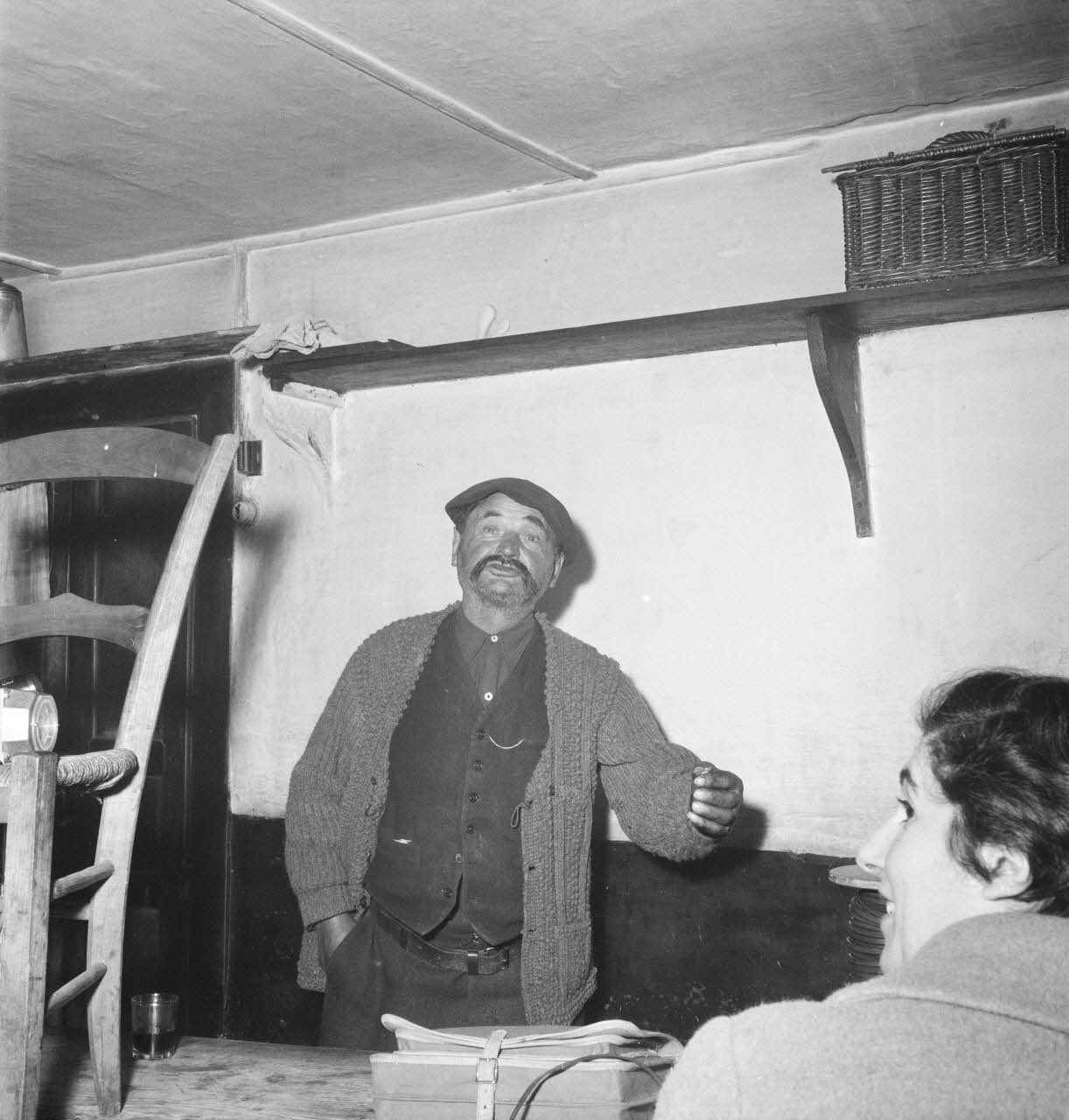 Marcel Boulin photographie MNATP. Mission d'ethnomusicologie conduite par Claudie Marcel-Dubois et Marie-Marguerite Pichonnet-Andral dans les Pyrénées centrales (mars-avril 1956) Midi-Pyrénées, France 1956/3/28 Ph.1956.70.47 Photo RMN-Grand Palais (Mucem)