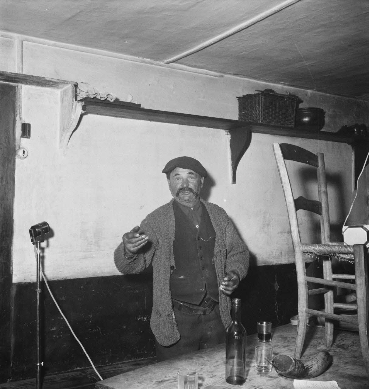 Marcel Boulin photographie MNATP. Mission d'ethnomusicologie conduite par Claudie Marcel-Dubois et Marie-Marguerite Pichonnet-Andral dans les Pyrénées centrales (mars-avril 1956) Midi-Pyrénées, France 1956/3/28 Ph.1956.70.48 Photo RMN-Grand Palais (Mucem)