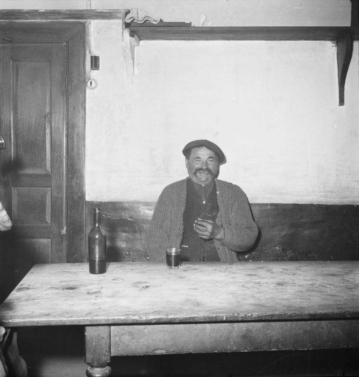 Marcel Boulin photographie MNATP. Mission d'ethnomusicologie conduite par Claudie Marcel-Dubois et Marie-Marguerite Pichonnet-Andral dans les Pyrénées centrales (mars-avril 1956) Midi-Pyrénées, France 1956/3/28 Ph.1956.70.51 Photo RMN-Grand Palais (Mucem)