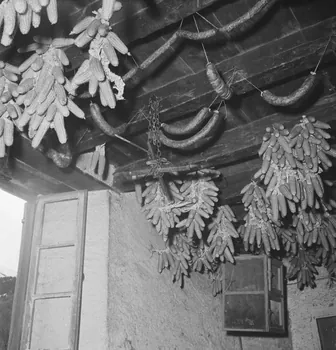 Marcel Boulin photographie MNATP. Mission d'ethnomusicologie conduite par Claudie Marcel-Dubois et Marie-Marguerite Pichonnet-Andral dans les Pyrénées centrales (mars-avril 1956) Midi-Pyrénées, France 1956/3/28 Ph.1956.70.57 Photo RMN-Grand Palais (Mucem)