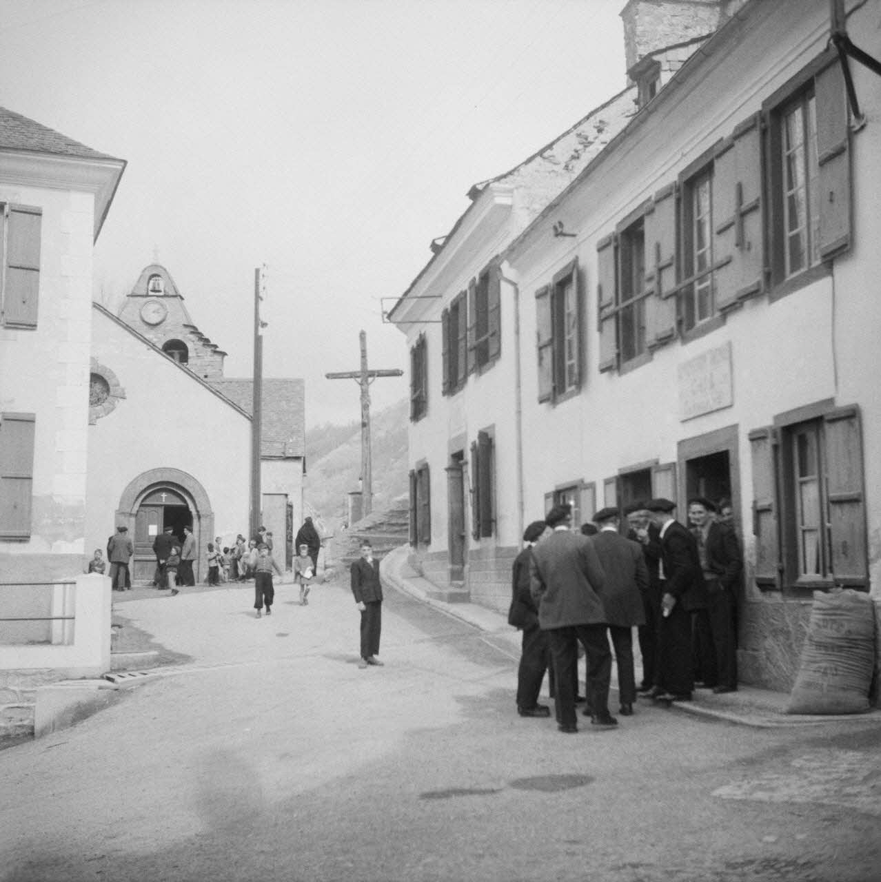 Marcel Boulin photographie MNATP. Mission d'ethnomusicologie conduite par Claudie Marcel-Dubois et Marie-Marguerite Pichonnet-Andral dans les Pyrénées centrales (mars-avril 1956) Midi-Pyrénées, France 1956/3/30 Ph.1956.70.96 Photo RMN-Grand Palais (Mucem)