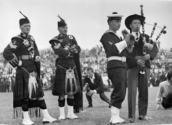 David Ojalvo photographie Festival international de la cornemuse ([de gauche à droite :] breton, marin, écossais) Bretagne, France 1958 Ph.1959.110.1 Photo