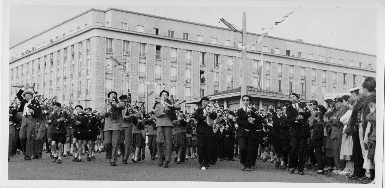 David Ojalvo photographie Festival international de la cornemuse. Défilé de cornemuses dans les rues de la ville Bretagne, France 1958 Ph.1959.110.2 Photo
