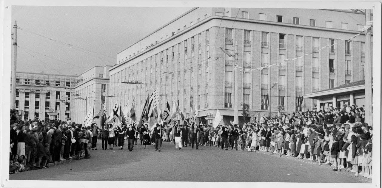 David Ojalvo photographie Festival international de la cornemuse. Défilé Bretagne, France 1958 Ph.1959.110.3 Photo