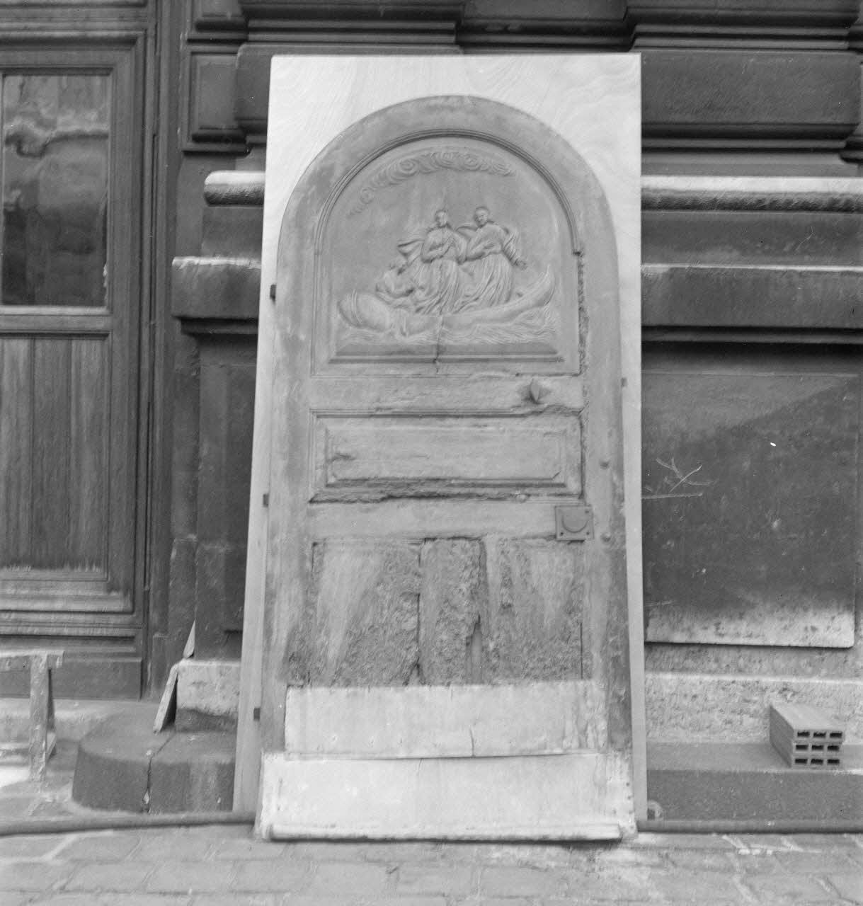 Pierre Soulier photographie Lieu-dit : église-Chapelle haute : porte bois sculpté avant restauration. Ensemble avec feuilles de zinc Provence-Alpes-Côte d'Azur, France 1959/12/1 Ph.1959.139.1 Photo