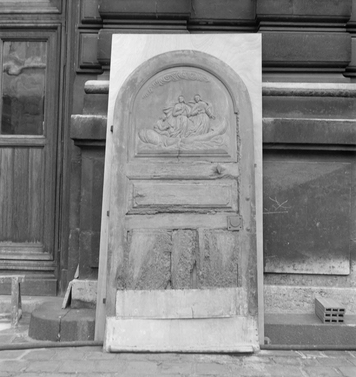 Pierre Soulier photographie Lieu-dit : église-Chapelle haute : porte bois sculpté avant restauration. Ensemble avec feuilles de zinc Provence-Alpes-Côte d'Azur, France 1959/12/1 Ph.1959.139.2 Photo