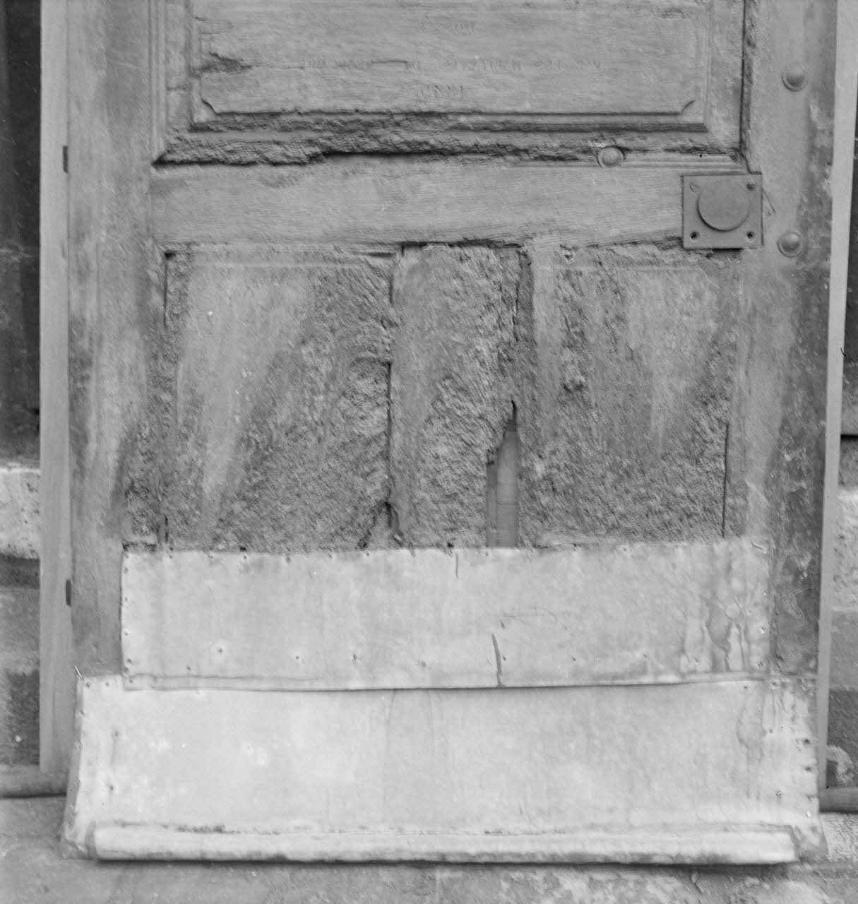 Pierre Soulier photographie Lieu-dit : église-Chapelle haute : porte bois sculpté avant restauration. Détail partie inférieure Provence-Alpes-Côte d'Azur, France 1959/12/1 Ph.1959.139.3 Photo