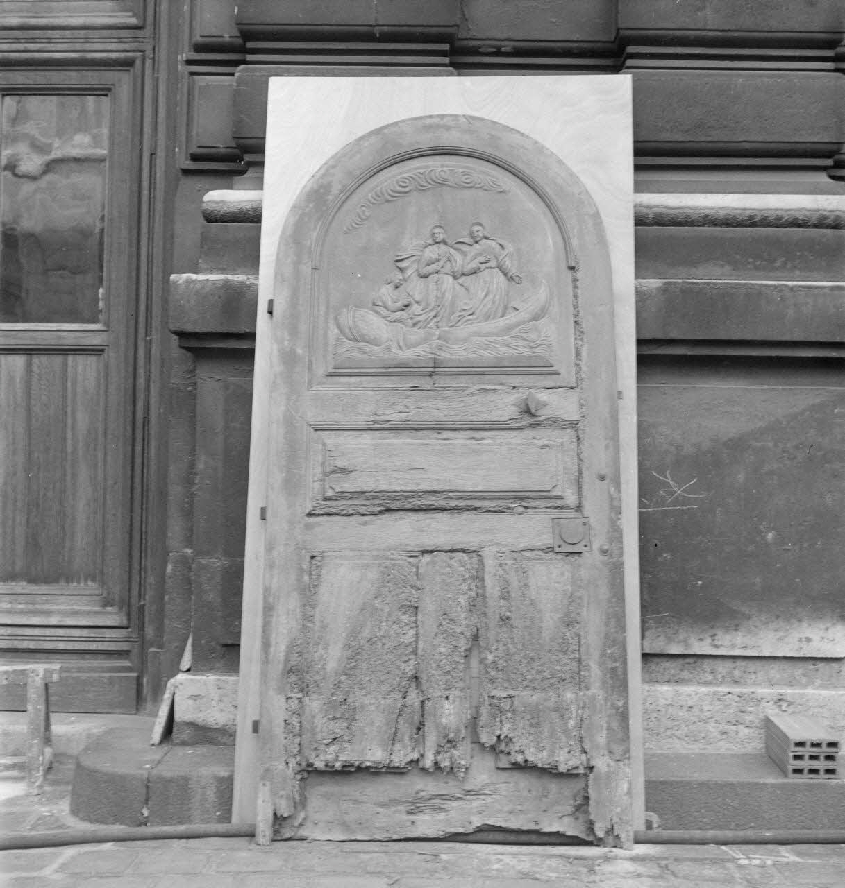 Pierre Soulier photographie Lieu-dit : église-Chapelle haute : porte bois sculpté avant restauration. Feuilles de zinc enlevées découvrant le mauvais état de la partie inférieure Provence-Alpes-Côte d'Azur, France 1959/12/1 Ph.1959.139.4 Photo