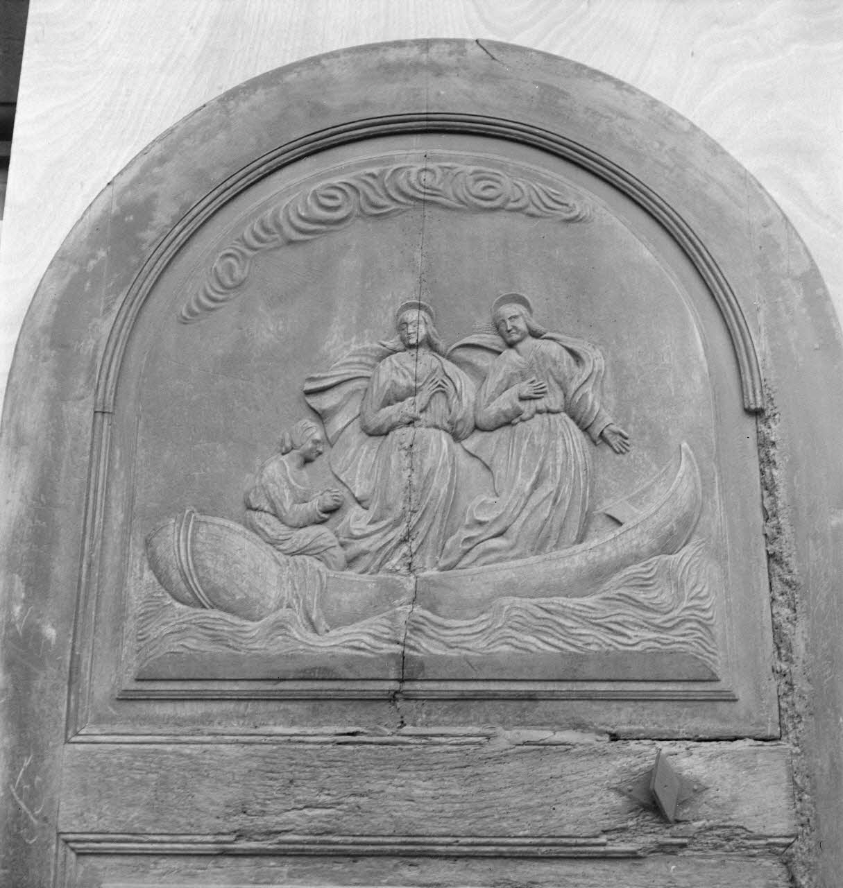 Pierre Soulier photographie Lieu-dit : église-Chapelle haute : porte bois sculpté avant restauration. Détail partie supérieure Provence-Alpes-Côte d'Azur, France 1959/12/1 Ph.1959.139.5 Photo