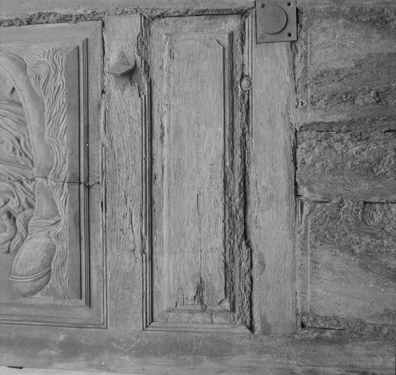 Pierre Soulier photographie Lieu-dit : église-Chapelle haute : porte bois sculpté avant restauration. Détail partie centrale Provence-Alpes-Côte d'Azur, France 1959/12/1 Ph.1959.139.6 Photo