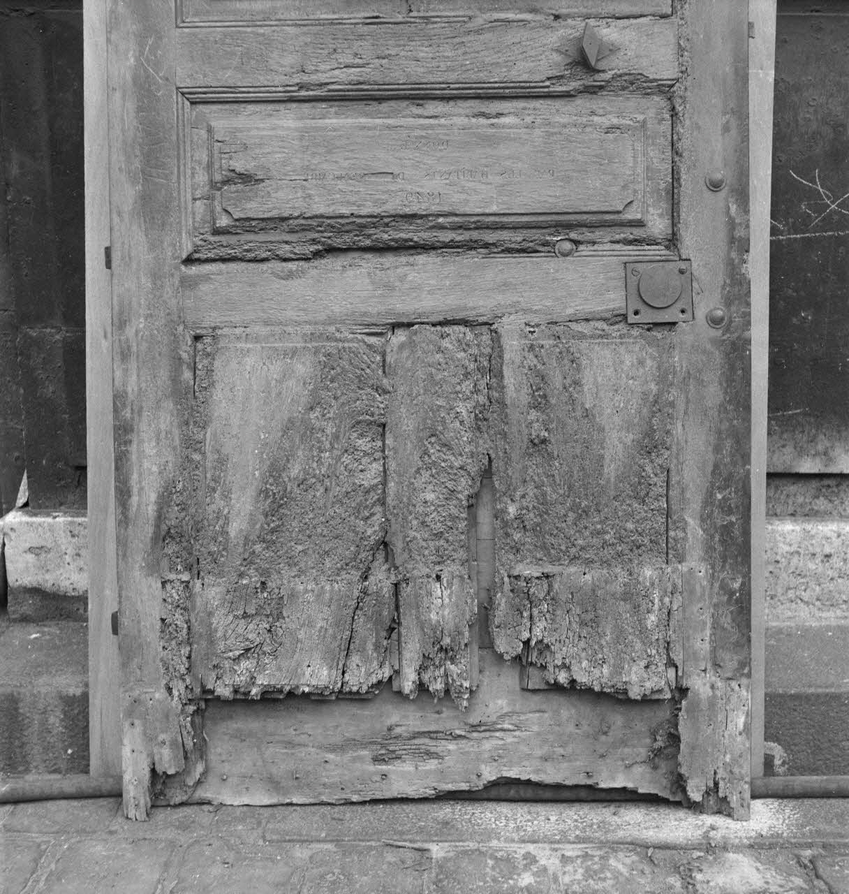 Pierre Soulier photographie Lieu-dit : église-Chapelle haute : porte bois sculpté avant restauration. Détail partie inférieure Provence-Alpes-Côte d'Azur, France 1959/12/1 Ph.1959.139.7 Photo