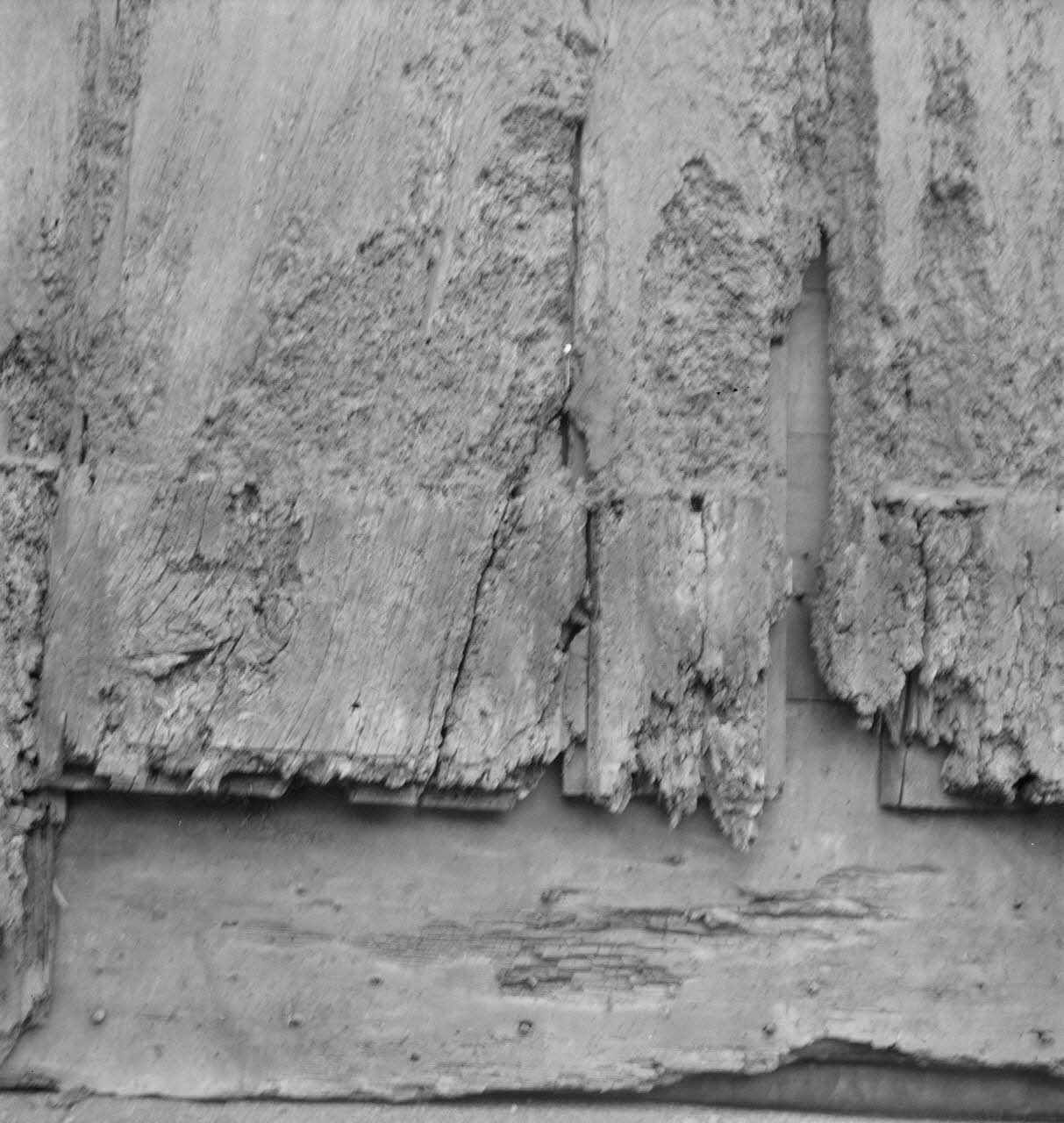 Pierre Soulier photographie Lieu-dit : église-Chapelle haute : porte bois sculpté avant restauration. Détail partie inférieure Provence-Alpes-Côte d'Azur, France 1959/12/1 Ph.1959.139.8 Photo