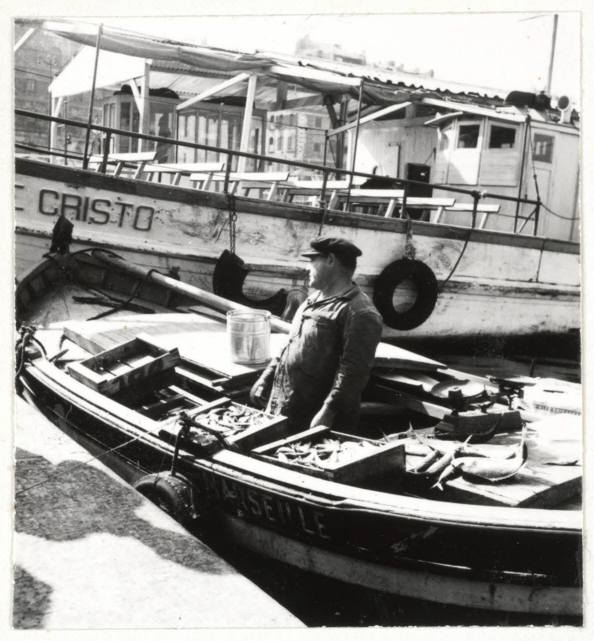 M. Robin photographie Port. Pêcheur, poissons dans des caisses Provence-Alpes-Côte d'Azur, France 1954/10/1 Ph.1962.47.57 Photo