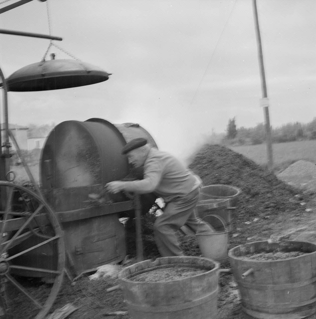 M. Richet photographie Monsieur Jean Caban, distillateur, vide le marc qui reste dans son alambic après la cuisson Provence-Alpes-Côte d'Azur, France 1962/10/12 Ph.1963.31.16 Photo