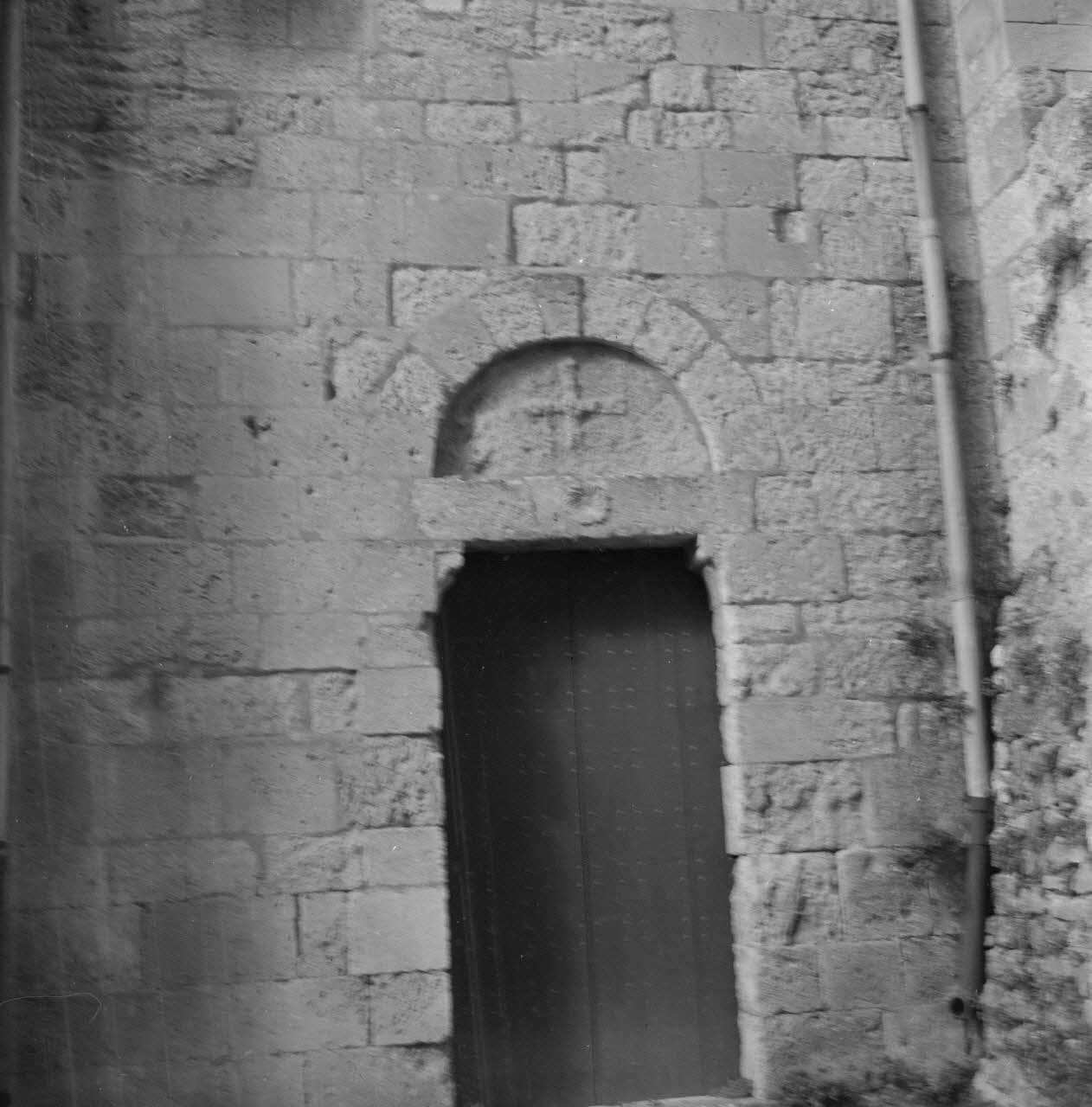 M. Richet photographie Abbaye de Silvacane : porte Provence-Alpes-Côte d'Azur, France 1962/10/15 Ph.1963.31.41 Photo