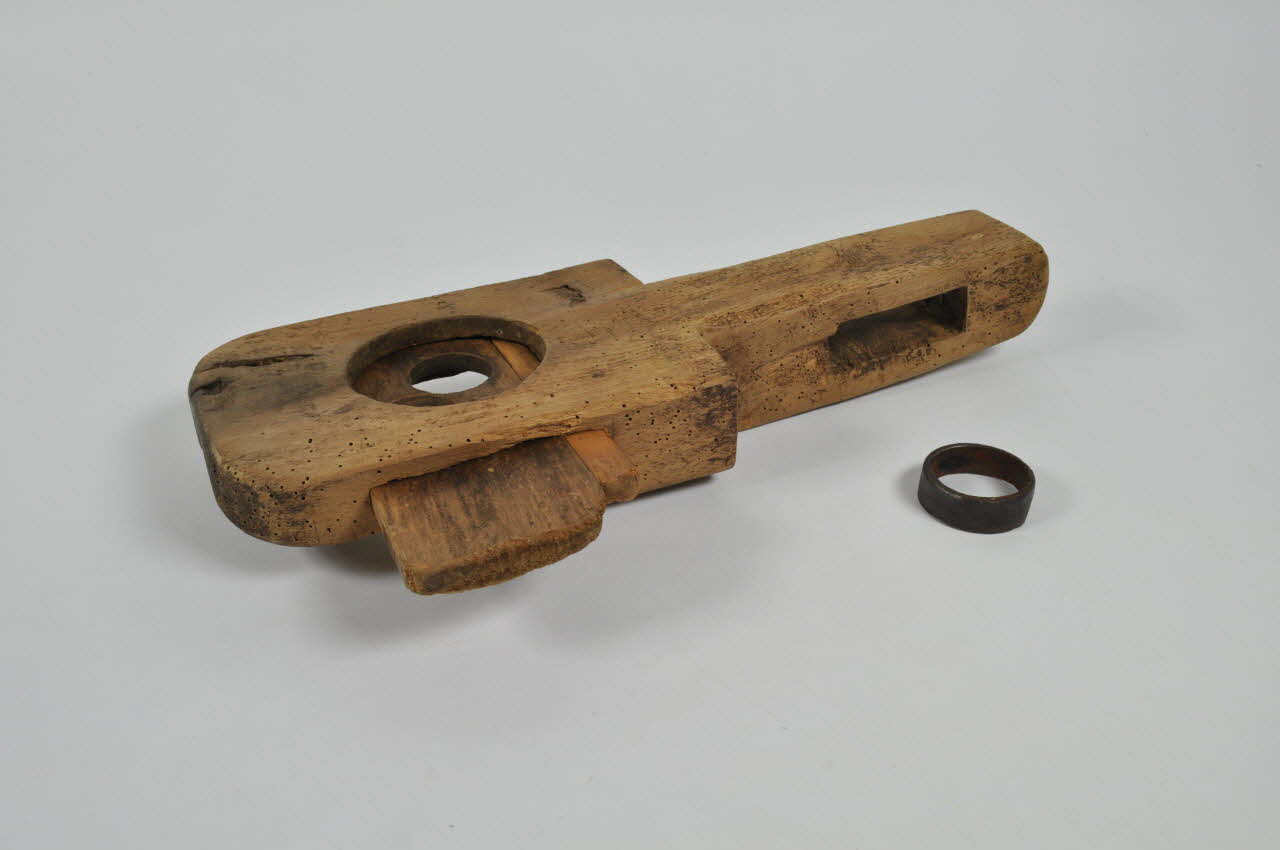 POUPEE A LUNETTE DE TOURNEUR SUR BOIS 1963.90.42.1-3 Photo Mucem