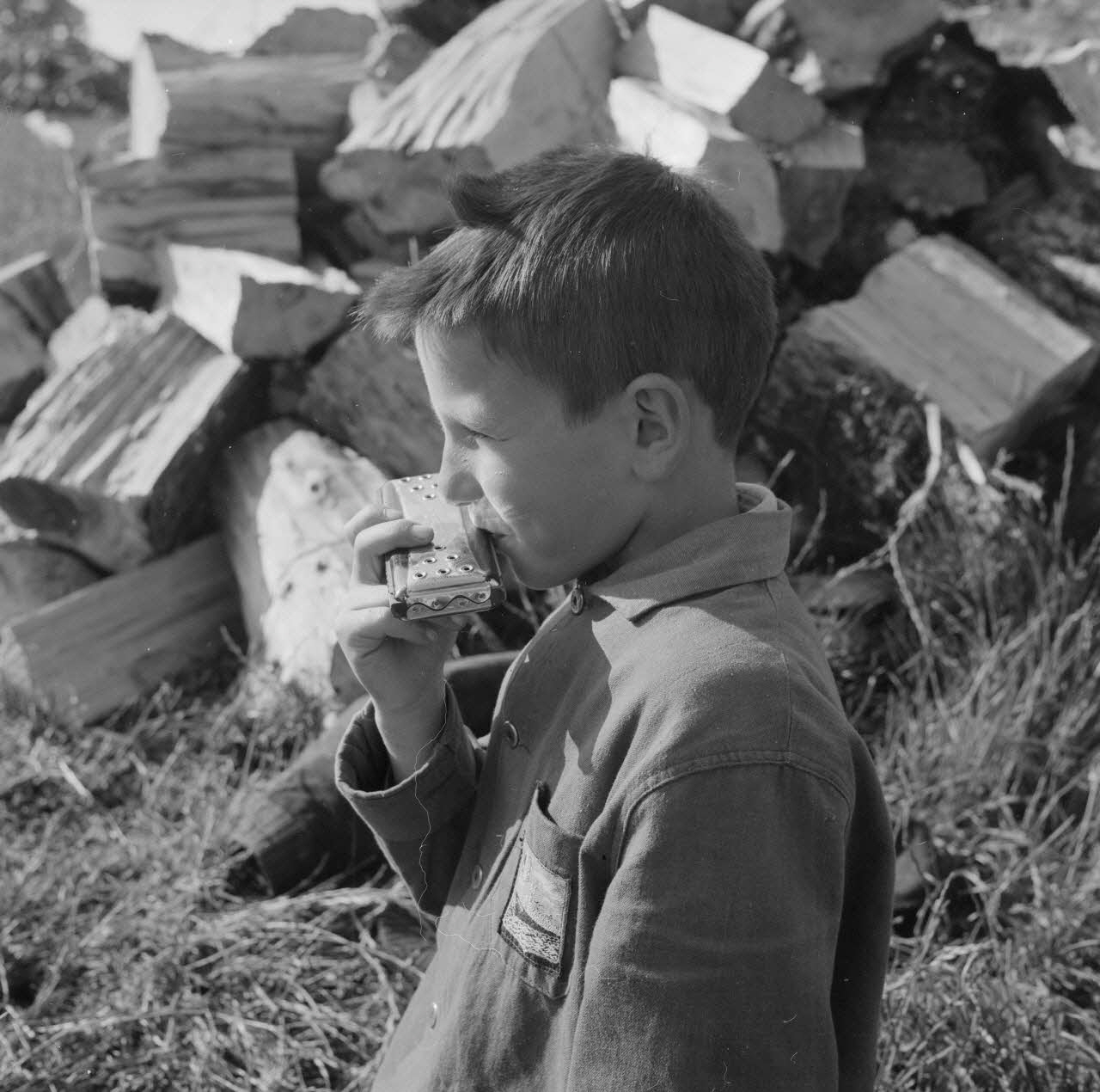 Bernard Lortat-Jacob photographie MNATP. Recherches coopératives sur programme sur l'Aubrac (1964-1966). 2ème mission ethnomusicologie (21 juin-3 juillet 1964) Languedoc-Roussillon, France 1964/6/24 Ph.1965.56.19 Photo