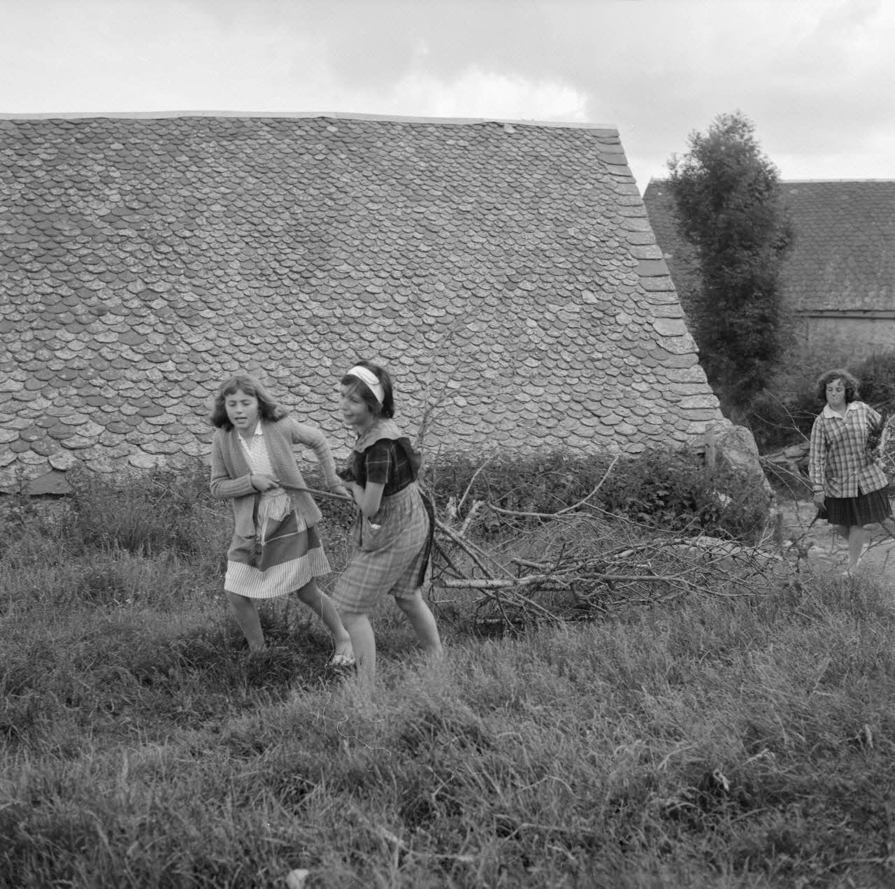 Bernard Lortat-Jacob photographie MNATP. Recherches coopératives sur programme sur l'Aubrac (1964-1966). 2ème mission ethnomusicologie (21 juin-3 juillet 1964) Languedoc-Roussillon, France 1964/6/23 Ph.1965.56.6 Photo