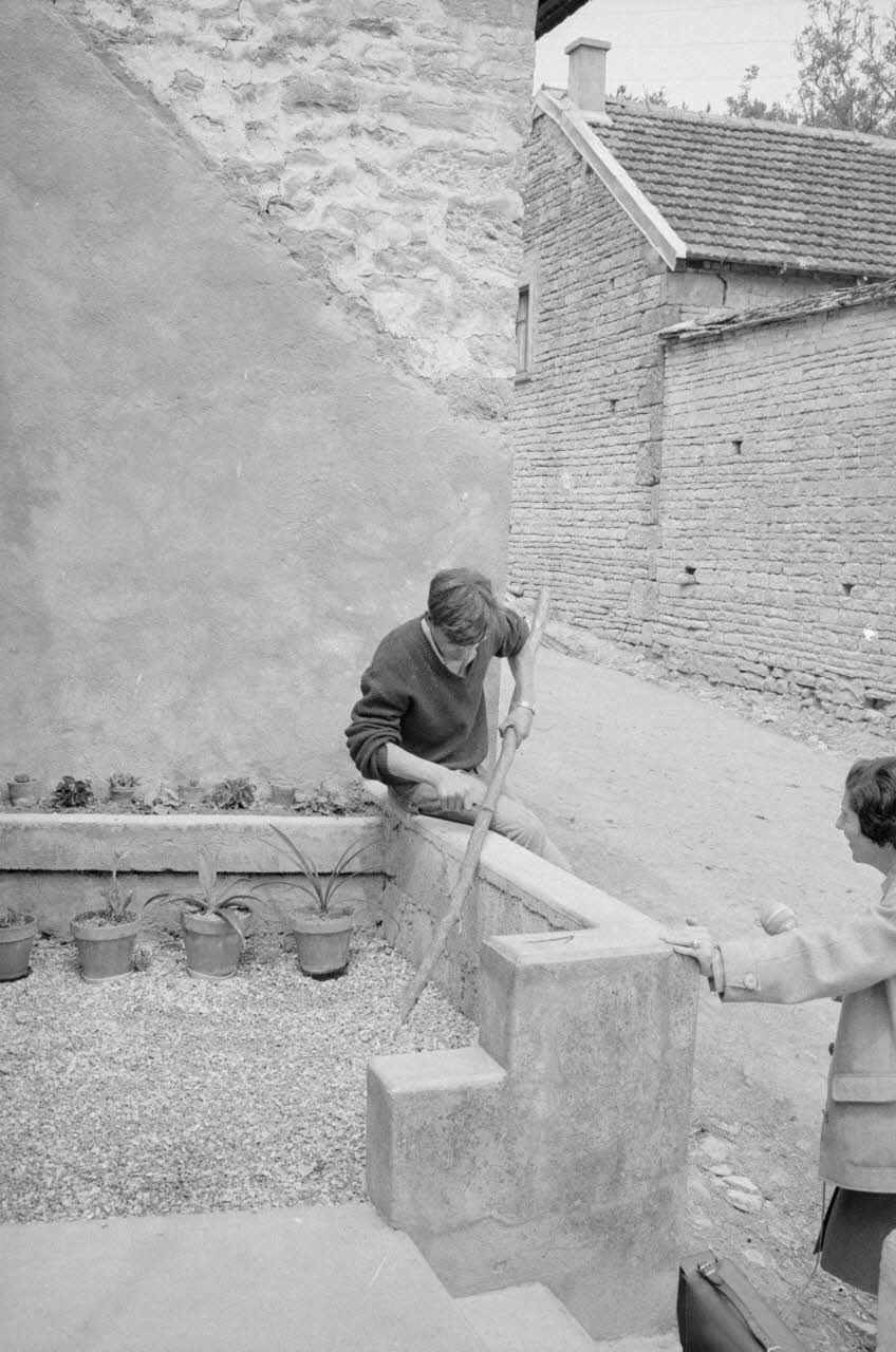Claudie Marcel-Dubois photographie MNATP. Recherches coopératives sur programme sur le Châtillonnais (1966-1968). Mission d'ethnomusicologie 3 B. Claudie Marcel-Dubois et Maguy Andral. Bourgogne, France 1967/6/2 Ph.1967.88.14 Photo