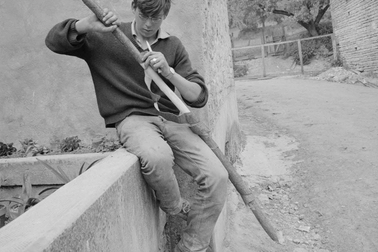 Claudie Marcel-Dubois photographie MNATP. Recherches coopératives sur programme sur le Châtillonnais (1966-1968). Mission d'ethnomusicologie 3 B. Claudie Marcel-Dubois et Maguy Andral. Bourgogne, France 1967/6/2 Ph.1967.88.17 Photo